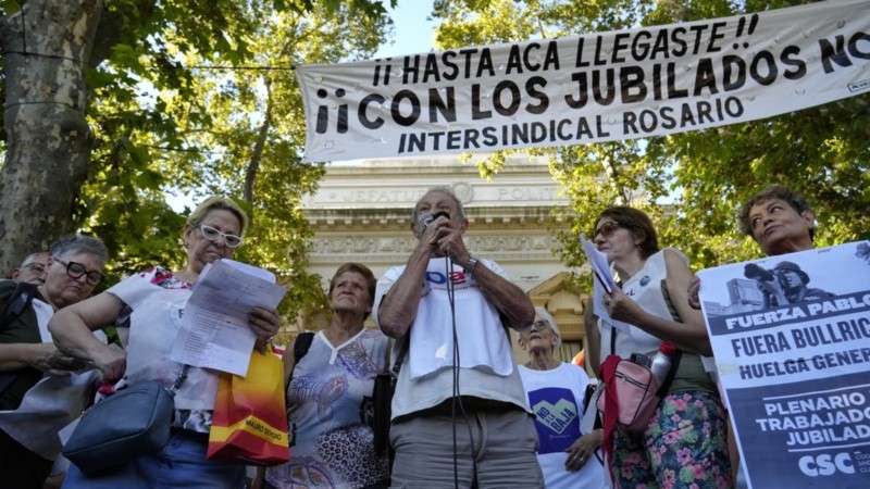 La movilización rosarina por los jubilados se desarrolló en plaza San Martín con importante participación de organizaciones.