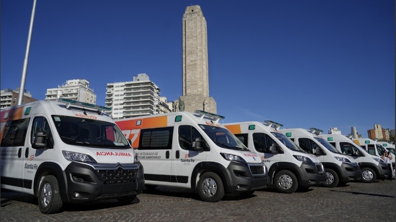 Las ambulancias entregadas en el Monumento a la Bandera.