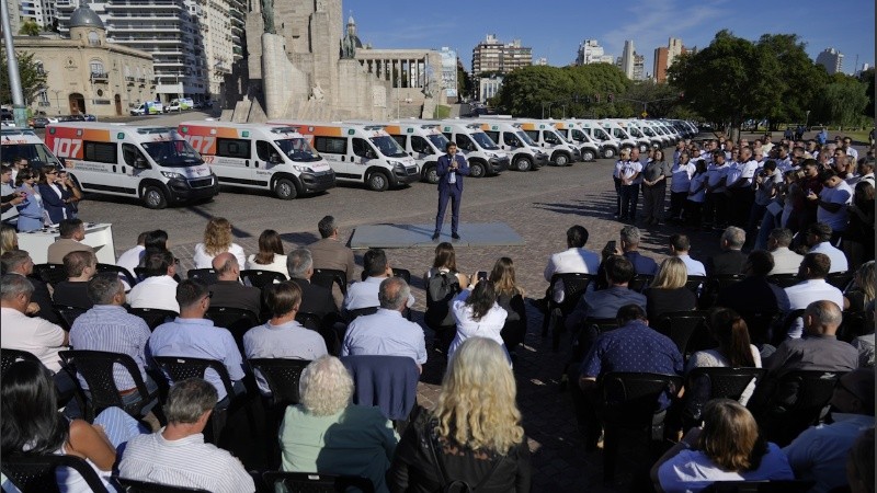 Las ambulancias entregadas en el Monumento a la Bandera.