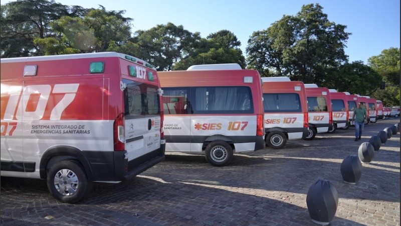 Las ambulancias entregadas en el Monumento a la Bandera.