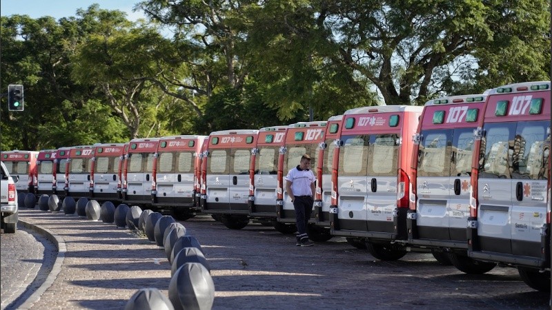 Las ambulancias entregadas en el Monumento a la Bandera.