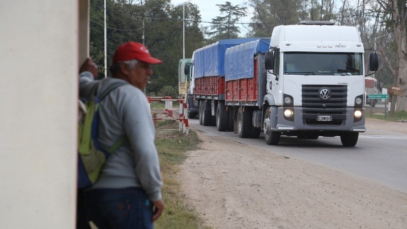 En estos días comenzaron a poblarse de camiones los caminos de la región.