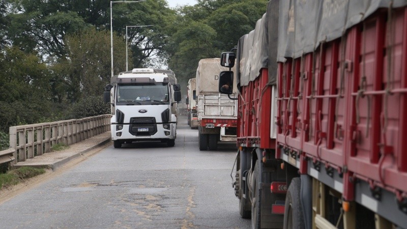 En estos días comenzaron a poblarse de camiones los caminos de la región.