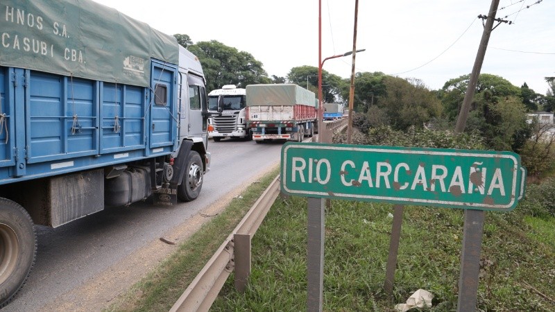 En estos días comenzaron a poblarse de camiones los caminos de la región.