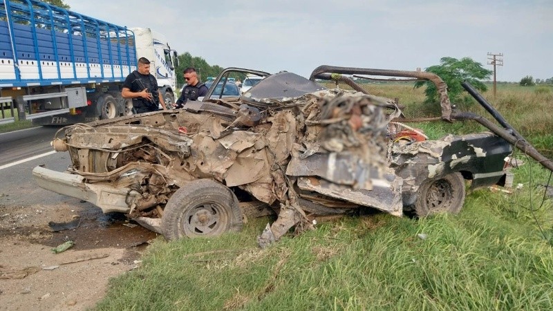 La camioneta en la que tres hombres escapaban de la Policía sufrió severos daños.