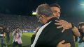 Serio y afectuoso abrazo entre Lionel Scaloni y Marcelo Bielsa