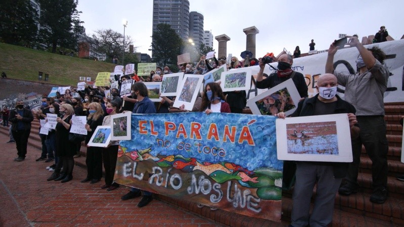 La protesta contra los incendios en las islas este miércoles en el Parque España. (Foto: Alan Monzón/Rosario3)