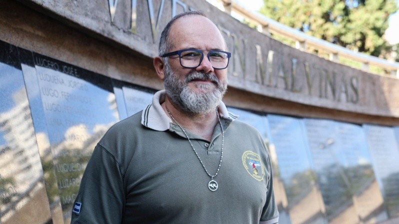 El ex combatiente Fernando Vitale en el Cenotafio de Malvinas a pocos días de cumplirse los 40 años de la guerra. (Foto: Alan Monzón/Rosario3)